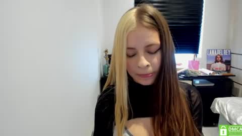 Snapshot of temptressweet chatting on July 1, 9:58 pm Scar online show from July 1, 9:58 pm