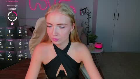 TessaHamilton online show from May 27, 8:55 am