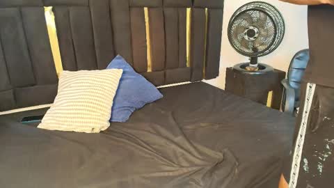 T H A I S  online show from March 19, 9:30 pm