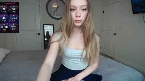 Snapshot of the_hotties chatting on April 9, 6:35 pm the_hotties online show from April 9, 6:35 pm