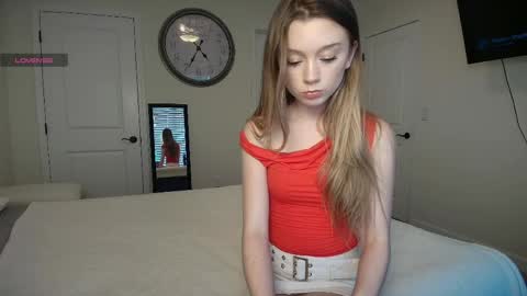 Snapshot of the_hotties chatting on April 24, 10:34 pm the_hotties online show from April 24, 10:34 pm