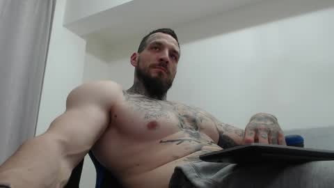 Snapshot of thebestmuscles chatting on April 6, 7:15 pm John online show from April 6, 7:15 pm