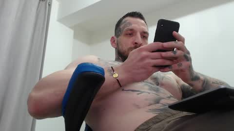 Snapshot of thebestmuscles chatting on April 16, 8:20 pm John online show from April 16, 8:20 pm