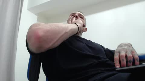 Snapshot of thebestmuscles chatting on April 28, 8:58 pm John online show from April 28, 8:58 pm