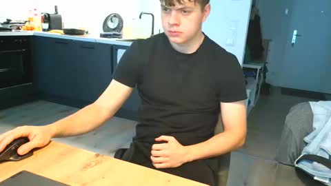 thecuteguy144949 online show from November 1, 11:23 am