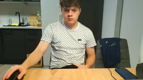 thecuteguy144949 online show from December 5, 8:38 pm