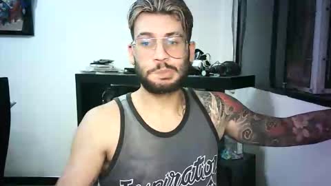 Snapshot of thedragonboyxxx chatting on April 1, 4:57 am thedragonboyxxx online show from April 1, 4:57 am