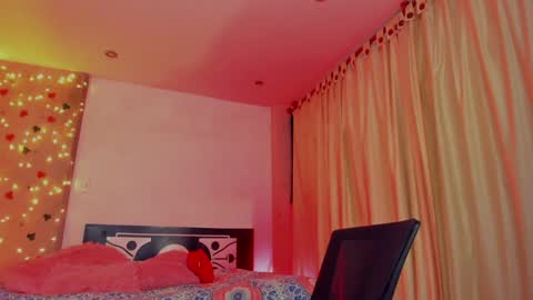 Snapshot of thegoldenbitch chatting on February 7, 2:08 am Goldie online show from February 7, 2:08 am