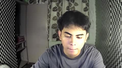 Snapshot of thehugecomeback chatting on December 3, 9:11 am Xerxis online show from December 3, 9:11 am