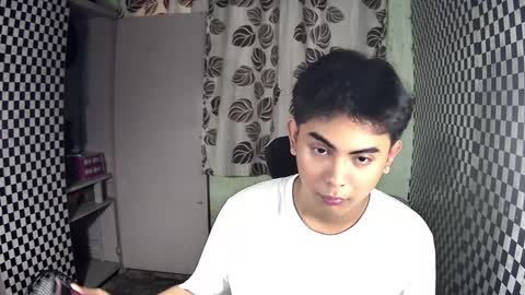 Snapshot of thehugecomeback chatting on December 5, 8:44 am Xerxis online show from December 5, 8:44 am