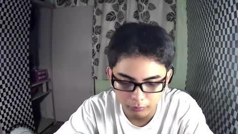 Snapshot of thehugecomeback chatting on December 5, 11:49 am Xerxis online show from December 5, 11:49 am