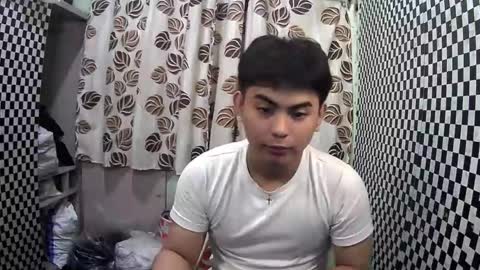 Snapshot of thehugecomeback chatting on February 3, 6:39 pm Xerxis online show from February 3, 6:39 pm