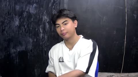 Snapshot of thehugecomeback chatting on February 23, 3:51 pm Xerxis online show from February 23, 3:51 pm