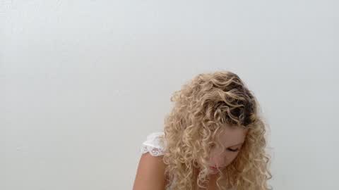 Snapshot of theislandgirl chatting on May 28, 2:25 pm Lily Marie online show from May 28, 2:25 pm