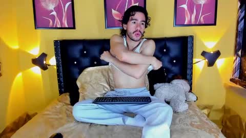 Snapshot of theo_riviera chatting on May 20, 1:39 pm theo_riviera online show from May 20, 1:39 pm