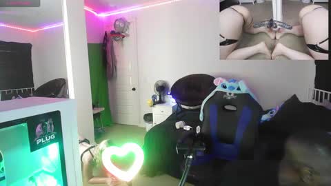 Snapshot of thepluglove chatting on September 19, 10:32 pm The Plug Love  Friends online show from September 19, 10:32 pm