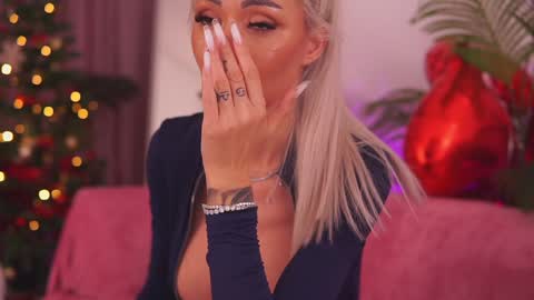 Snapshot of therealfallingangel chatting on January 5, 5:27 pm Deea online show from January 5, 5:27 pm