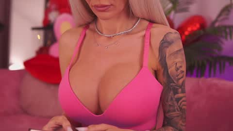 Snapshot of therealfallingangel chatting on January 6, 5:33 am Deea online show from January 6, 5:33 am