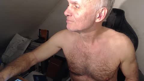 Snapshot of thestrip01 chatting on January 11, 10:20 am NudeDJ online show from January 11, 10:20 am