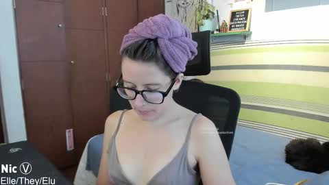 Snapshot of thetropicalseduction chatting on February 9, 10:14 pm Nicole online show from February 9, 10:14 pm