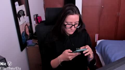 Snapshot of thetropicalseduction chatting on May 1, 5:17 pm Nicole online show from May 1, 5:17 pm