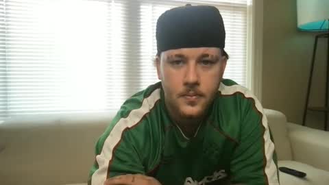 Snapshot of theviberoom chatting on September 15, 5:46 pm The Vibe Room online show from September 15, 5:46 pm