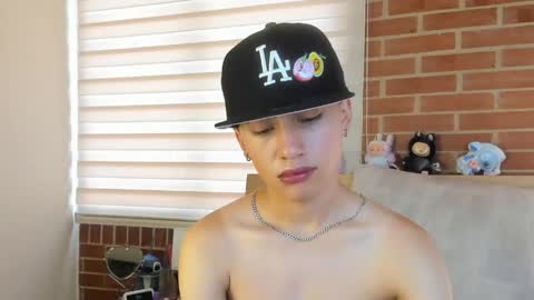 Snapshot of thiago_dv chatting on May 28, 9:23 pm Thiago online show from May 28, 9:23 pm