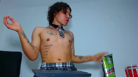 Snapshot of thiago_fosterr1 chatting on January 1, 11:07 pm Thiago online show from January 1, 11:07 pm