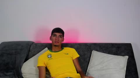 Snapshot of thiago_ortizz chatting on April 4, 2:54 am Thiago online show from April 4, 2:54 am