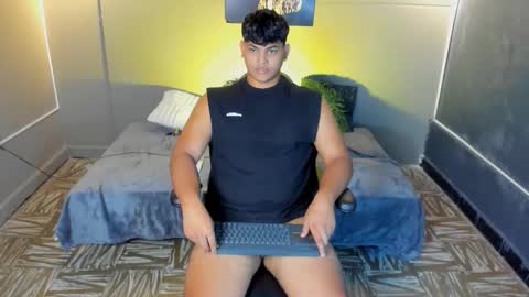 Snapshot of thiago_vibes212 chatting on February 15, 9:22 pm thiago_vibes212 online show from February 15, 9:22 pm