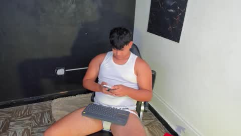 Snapshot of thiago_vibes212 chatting on February 22, 8:18 pm thiago_vibes212 online show from February 22, 8:18 pm