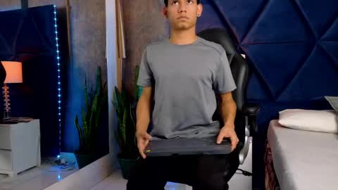 Snapshot of thiagoferrer_ chatting on May 24, 4:28 am T H I A G O online show from May 24, 4:28 am