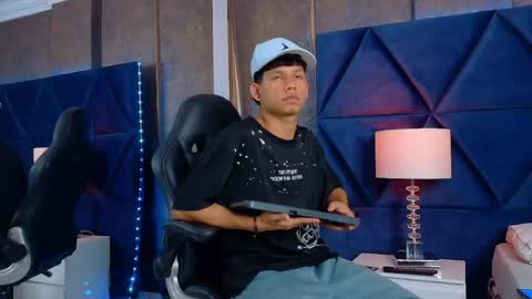 Snapshot of thiagoferrer_ chatting on May 27, 3:36 am T H I A G O online show from May 27, 3:36 am