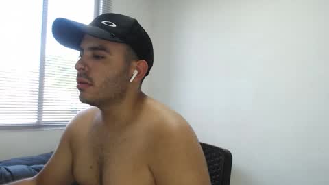 Snapshot of thiagohot_xx chatting on October 29, 8:10 pm Thiago online show from October 29, 8:10 pm