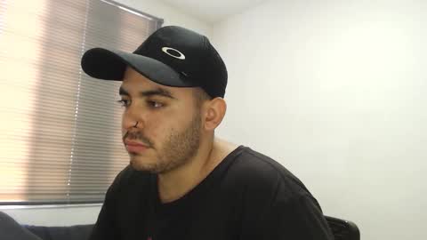 Snapshot of thiagohot_xx chatting on December 1, 6:24 pm Thiago online show from December 1, 6:24 pm