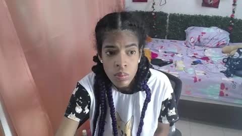 Snapshot of thiana_horny chatting on June 15, 12:51 pm thiana_horny online show from June 15, 12:51 pm