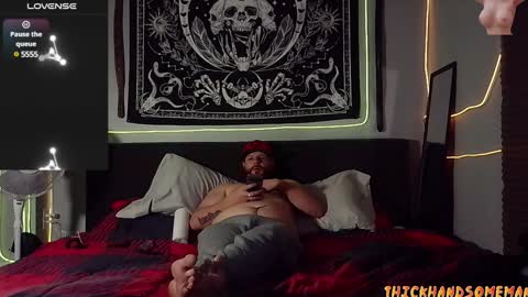 Snapshot of thickhandsomeman chatting on December 3, 5:53 am ThickHandsomeMan online show from December 3, 5:53 am