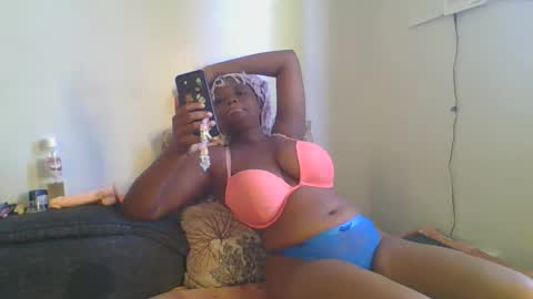 Snapshot of thickie_ chatting on November 17, 4:40 am thickie_ online show from November 17, 4:40 am