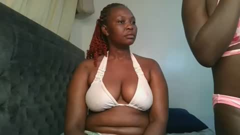 Snapshot of thicky_rue2 chatting on June 18, 1:39 am thicky_rue2 online show from June 18, 1:39 am