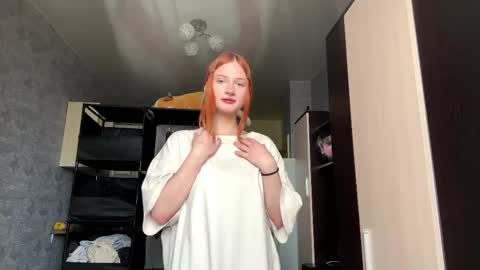 Snapshot of thimbleteasex chatting on May 1, 9:25 am Emma online show from May 1, 9:25 am