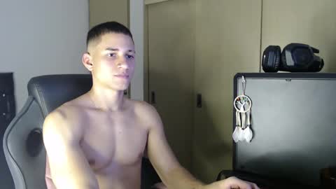 Snapshot of thin_tommy11 chatting on December 31, 11:06 pm thin_tommy11 online show from December 31, 11:06 pm