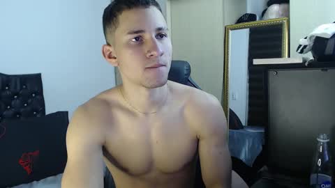 Snapshot of thin_tommy11 chatting on January 7, 2:42 am thin_tommy11 online show from January 7, 2:42 am