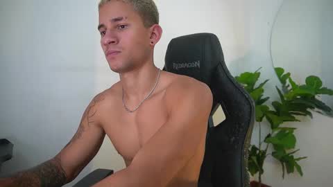 thin_tommy11 online show from March 2, 5:42 pm