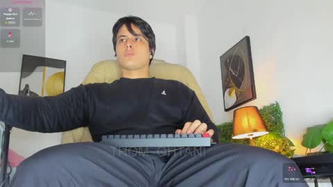 Snapshot of thom_ohtani chatting on April 25, 9:45 pm thom_ohtani online show from April 25, 9:45 pm