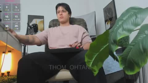 Snapshot of thom_ohtani chatting on May 3, 9:43 pm thom_ohtani online show from May 3, 9:43 pm