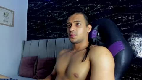 Snapshot of thomas777__ chatting on May 1, 12:10 pm Thomas online show from May 1, 12:10 pm