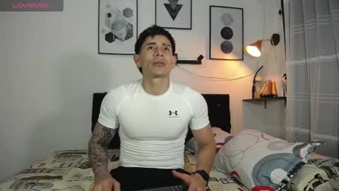 Snapshot of thomas_hot369 chatting on April 7, 1:17 am thomas_hot369 online show from April 7, 1:17 am