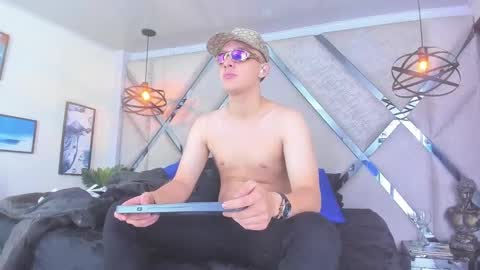 Snapshot of thomas_may4rs chatting on February 25, 4:24 am ---Thomas--- online show from February 25, 4:24 am