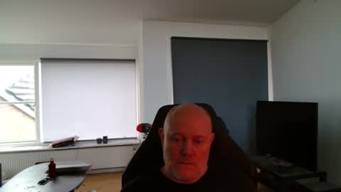 thomash32 online show from December 1, 1:49 pm