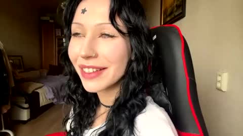 Snapshot of thomasinakettl chatting on May 20, 7:25 am Marry online show from May 20, 7:25 am